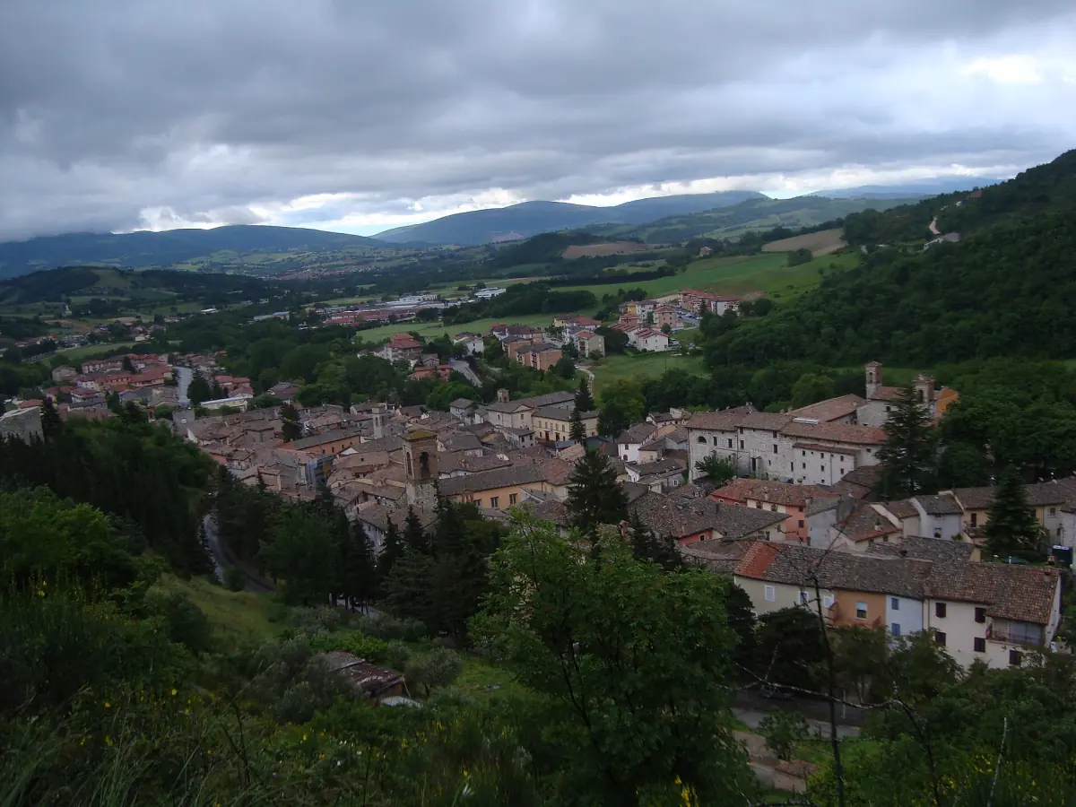 Il borgo di Esanatoglia sotto le colline