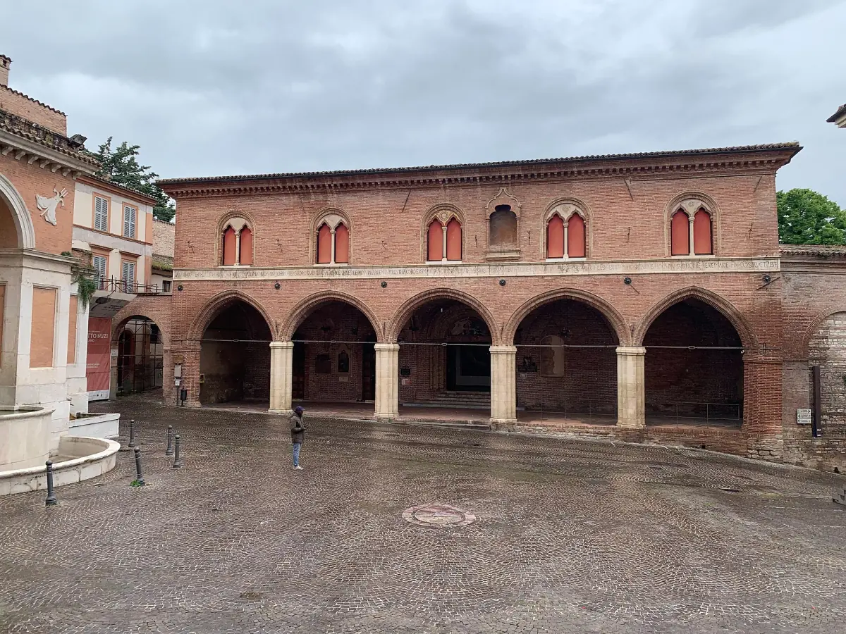 Der Platz mit Arkaden in Fabriano