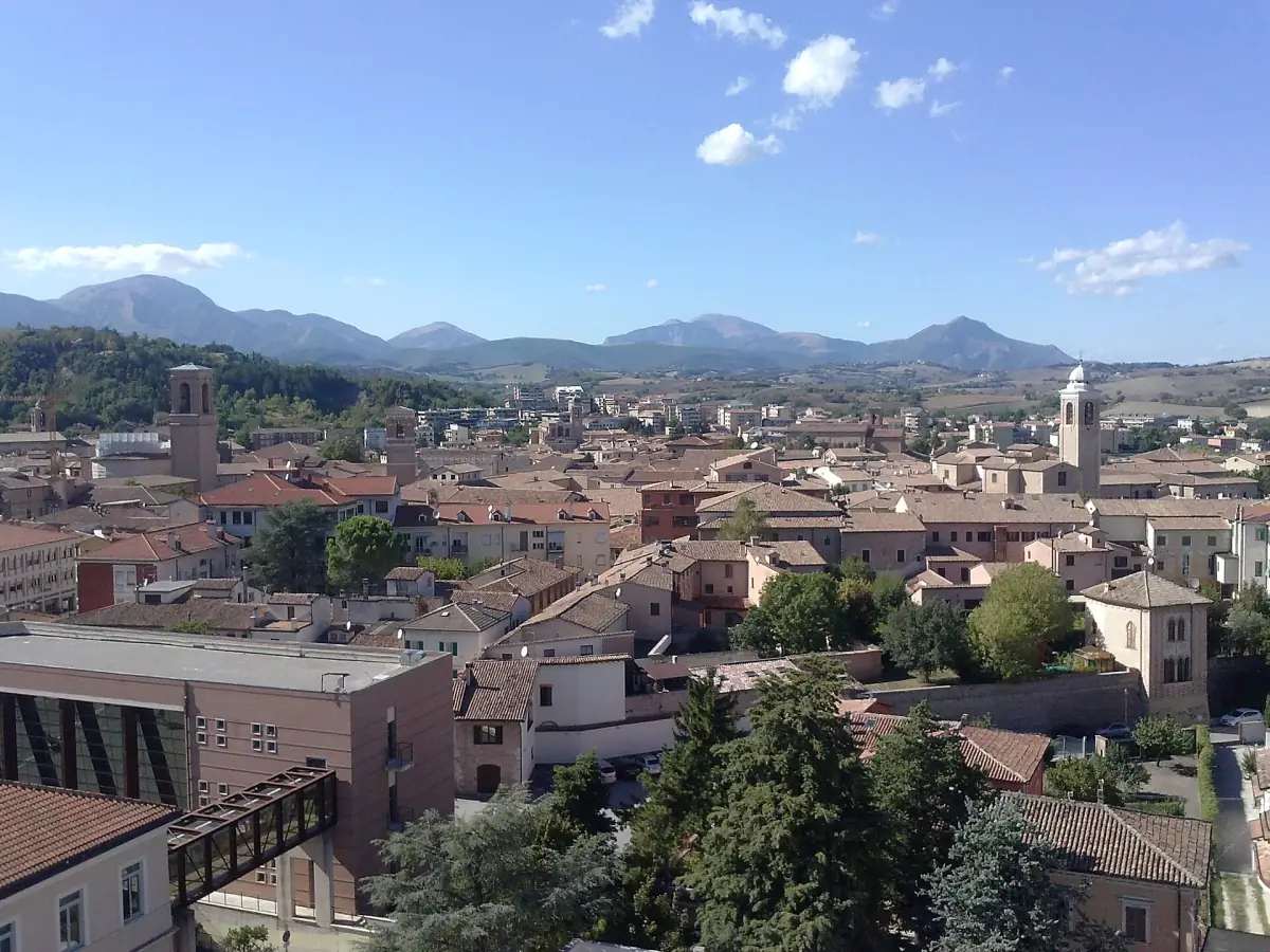 La città di Fabriano sotto i monti