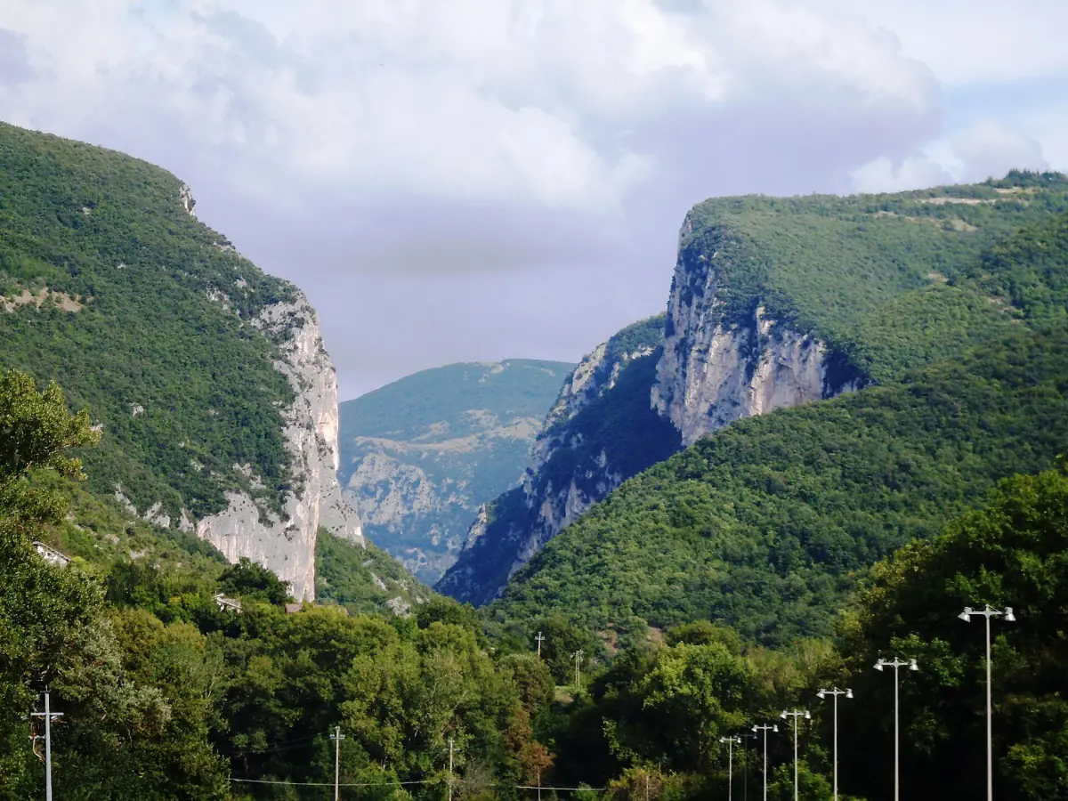 Pareti boscose nella Gola di Frasassi