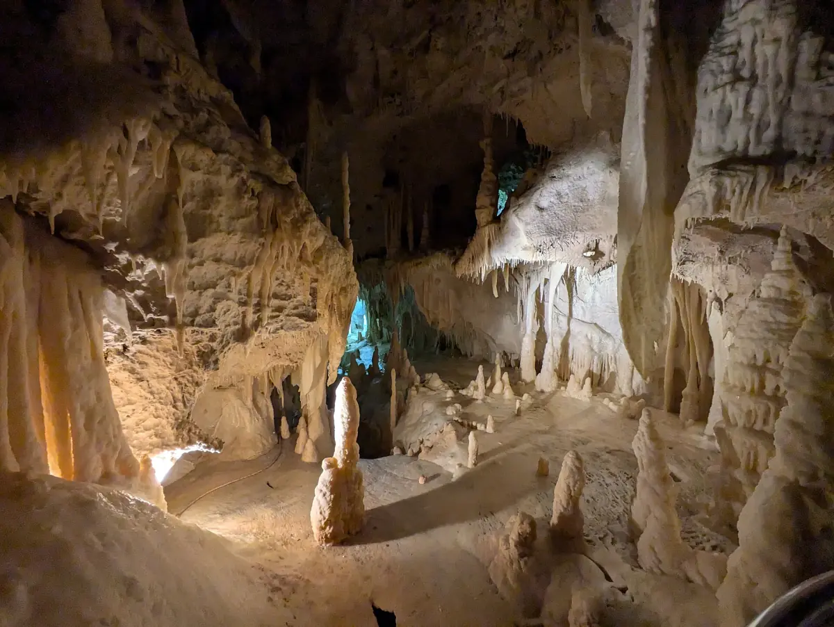 Stalagmiti in una sala delle Grotte di Frasassi
