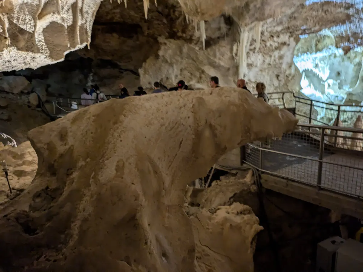 Una passerella nelle Grotte di Frasassi
