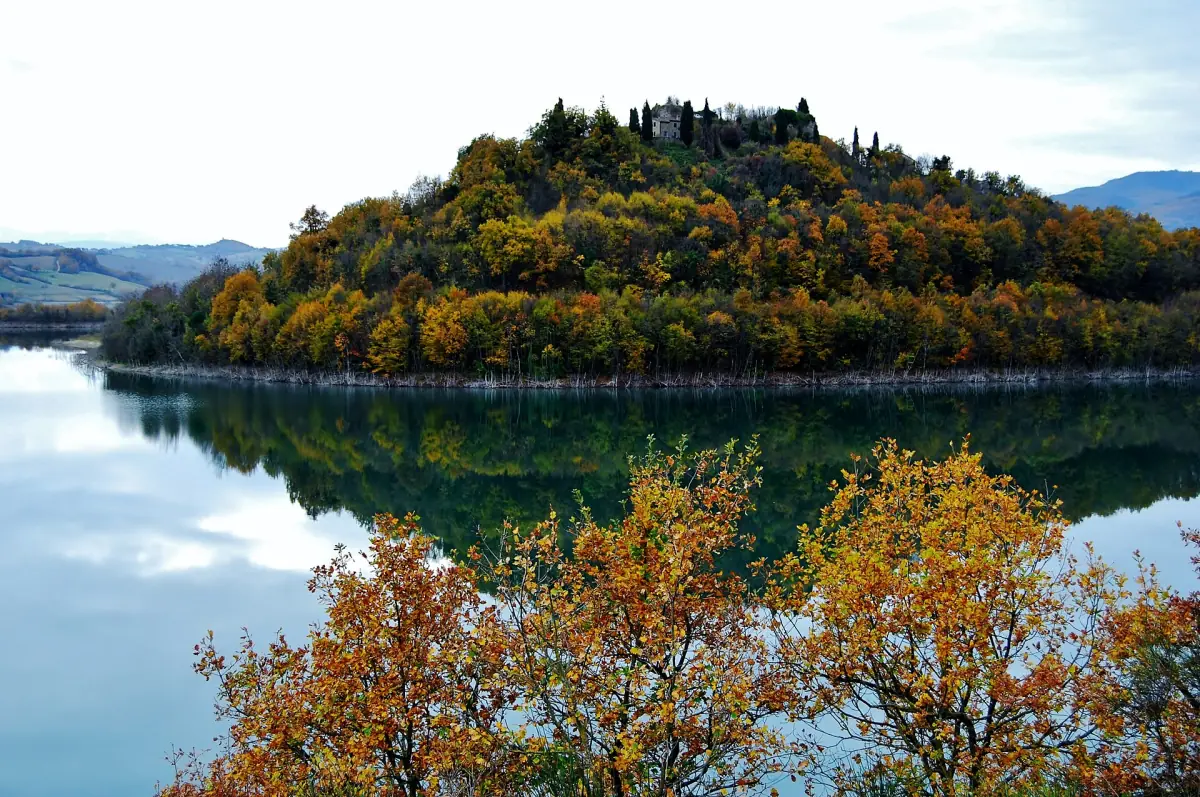 Il lago di Castreccioni in autunno