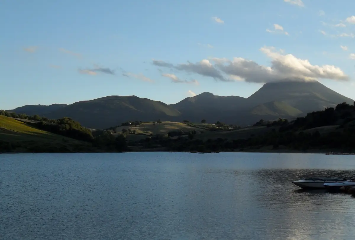 Il lago di Castreccioni con il Monte San Vicino