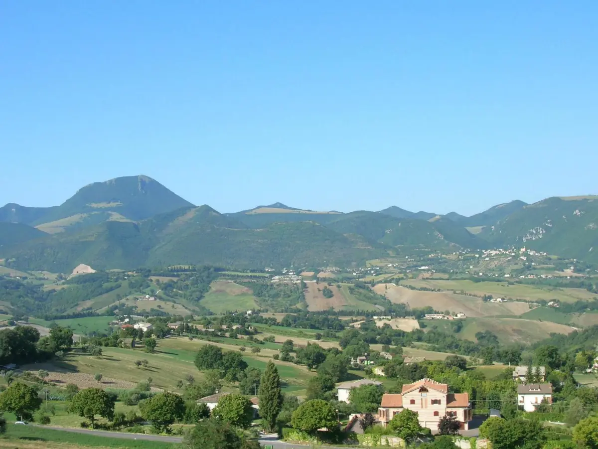 Il Monte San Vicino sopra la campagna