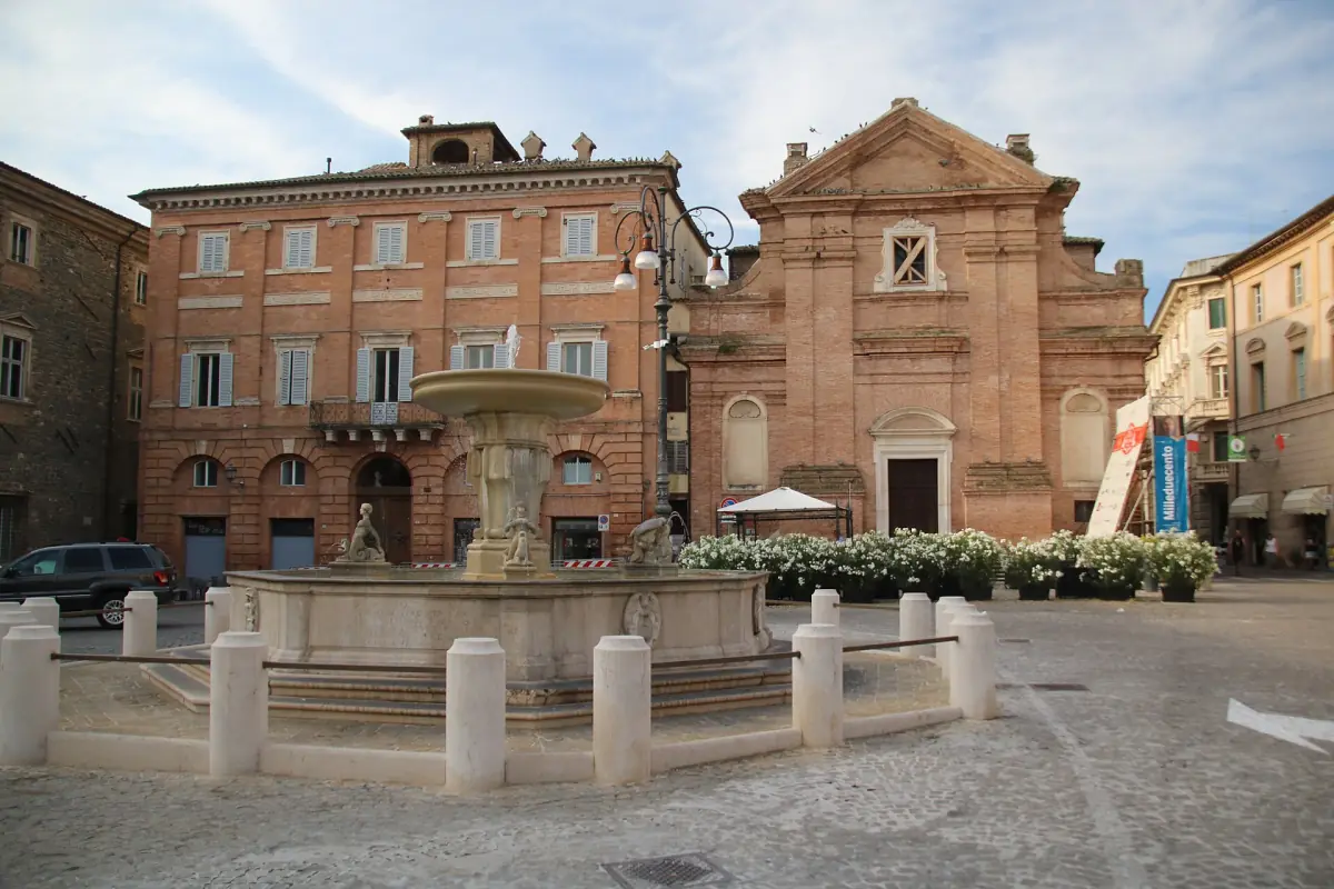 La fontana e i palazzi di Piazza Enrico Mattei
