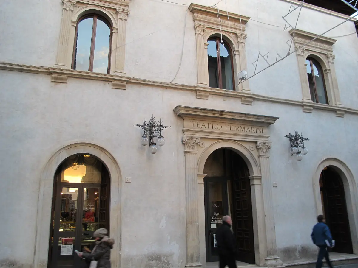 La facciata del Teatro Piermarini