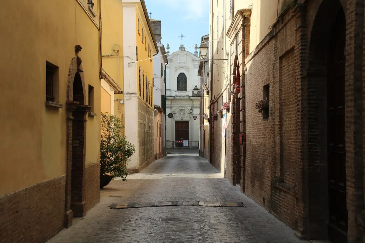 Una stretta via del centro storico di Matelica